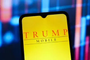(ВИДЕО) Сите му се смеат, а внатре шок: Отворен е „Trump Phone“, еве што има во кутијата