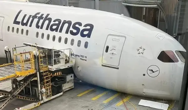 Инцидент на аеродромот во Франкфурт, се урнал предниот дел на авион „Боинг 787“ на Луфтханза