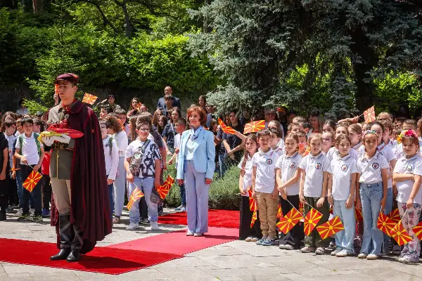 Ученици од Скопје и Крива Паланка на церемонија за менување на државното знаме во претседателскиот кабинет