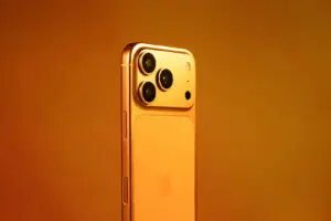 „Cherry“ е новата портокалова: Apple ја менува заштитната боја за iPhone 18 Pro