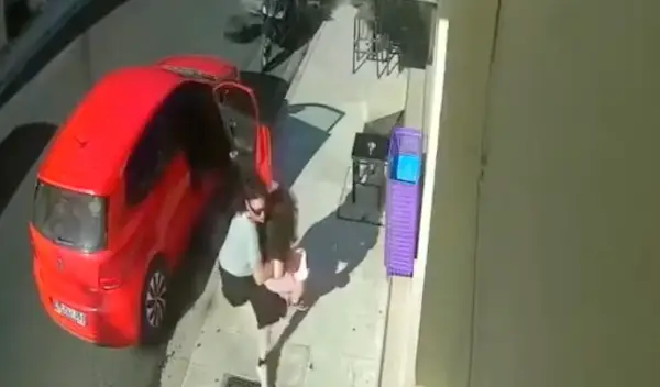 (Видео) Автомобил удри во паркирани возила, мајка и ќерка избегнаа трагедија за секунди