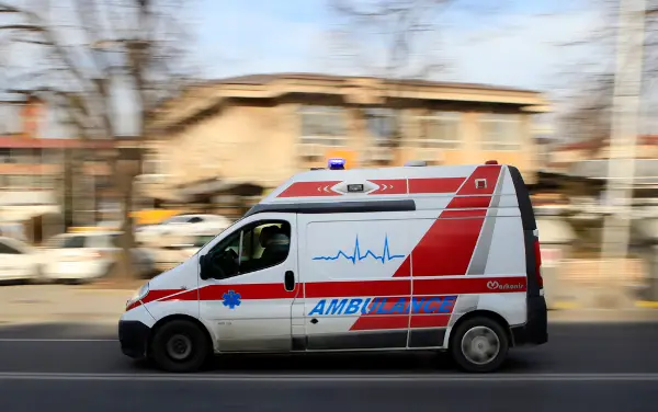 Скопјанка со велосипед пропаднала во шахта на улица во Скопје -со тешки повреди пренесена во болница