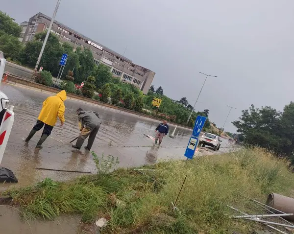 Поплавени улици во Битола, ЈКП „Нискоградба“ интервенира по обилниот дожд во градот