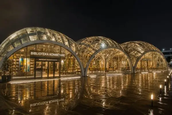 Куполите на Плоштадот Скендербег ќе бидат библиотека на албанската книга