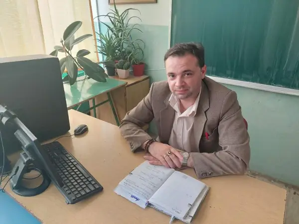 „Телефонот им е света икона“, професорот Александар Адамовски предупредува на падот на културното однесување кај учениците