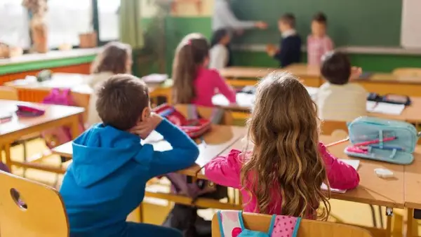 Завршува учебната, основците и средношколците одат на летен распуст