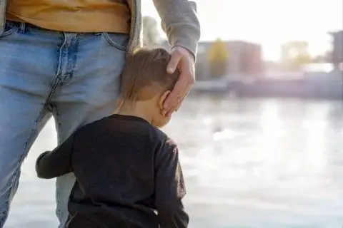 Тетовчани заштитиле 4 годишно дете: Мајката го тепала на улица, па го оставила, си заминала со количка и друго дете