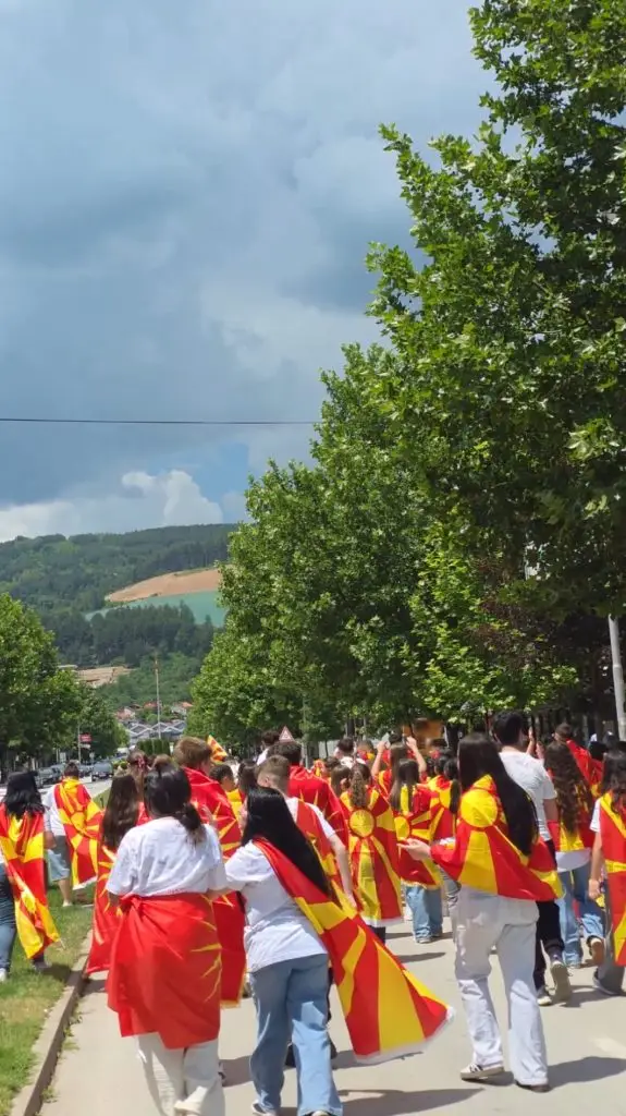 Жива е Македонија! Со песна, оро и дефиле денес кичевските полуматуранти го завршија основното образование, честитки и многу успех понатаму!