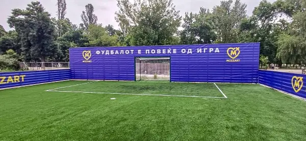 Mozzart и годинава ја продолжува мисијата „Фудбалот е повеќе од игра“ – Битола добива нов мини-пич терен!
