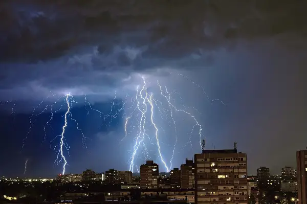 Словенија под вода по силно невреме: свлечишта ги пресекоа патиштата
