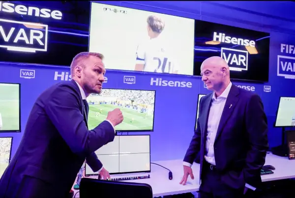 Hisense RGB MiniLED инсталиран во IBC центарот за FIFA World Cup 2026™ – Претседателот на FIFA го тестира VAR системот на лице место