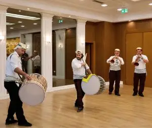 (ВИДЕО) Групата „Бајрами“ од Гора настапи на свеченоста за 30 години од Работната група на словенските малцинства во Тирана