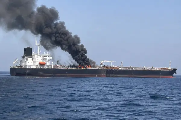 ВИДЕО Пожар на танкер покрај брегот на Оман, екипажот евакуиран