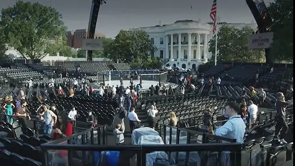 НА ТРАМП ЗА РОДЕНДЕН МУ НАПРАВИЈА МЕГААРЕНА ЗА ММА БОРБИ Ја монтираа во дворот на Белата куќа