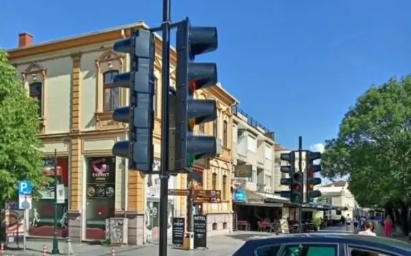 ПОСТАВЕНИ СЕМАФОРИ НА ШИРОК СОКАК ВО БИТОЛА, ЌЕ ПРОРАБОТАТ НАЕСЕН