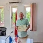 Благоданица за Никола Ѓурѓај од Агенцијата за поддршка на граѓанското општество на Албанија за неговата ангажираност