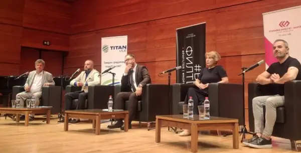 ПОЛЕСНО Е НА СЕДНЕШ ДВАЈЦА МУЗИЧАРИ НА ЕДЕН ПУЛТ ОТКОЛКУ ДВАЈЦА ПОЛИТИЧАРИ НА МАСА, РЕЧЕ ДИРЕКТОРОТ НА СОЛУНСКАТА ФИЛХАРМОНИЈА СИМОС ПАПАНАС ПРЕД КОНЦЕРТОТ ВО СКОПЈЕ НА 20 ЈУНИ