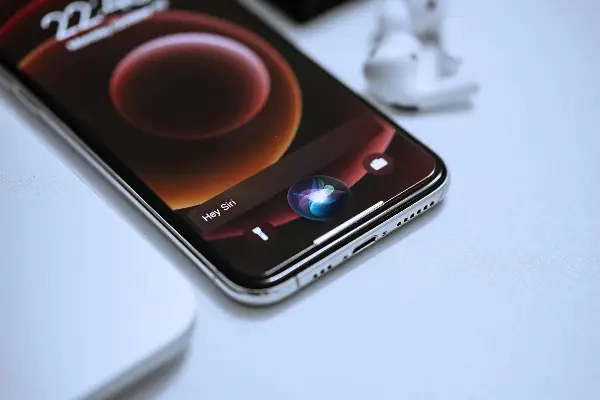 Apple поставува граници: Siri е алатка, а не романтичен партнер