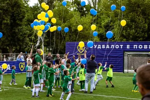 Во Битола свечено отворен фудбалскиот терен „Петар Упалевски – Упале“