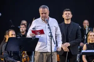 Герасимовски: Центар пееше во еден глас, македонски евергрини и филмски класици ја кренаа публиката на нозе на Центарска симфонија