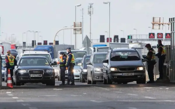 Австрија ги продолжи граничните контроли со соседните земји за уште три месеци