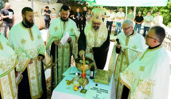 Во присуство на бројни верници и гости, денес свечено беше одбележан почетокот на изградбата на црквата „Св. Јован Крстител“ во с. Кнежино