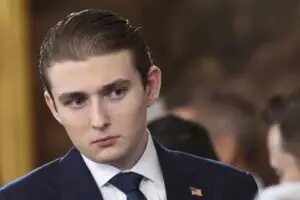 ВИДЕО | По четиримесечна медиумска пауза — Барон Трамп се појави со нов имиџ и го „засени“ УФЦ спектаклот во Вашингтон