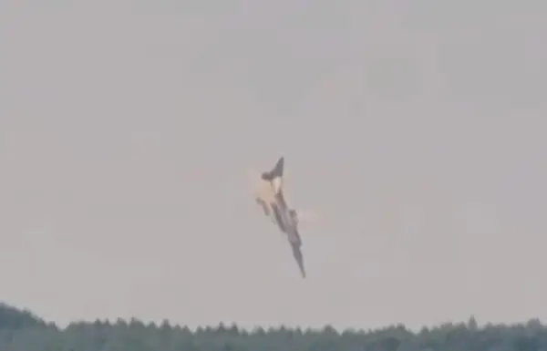 ВИДЕО: Се урна руски бомбардер  Ту-22М3 по нападот врз Украина