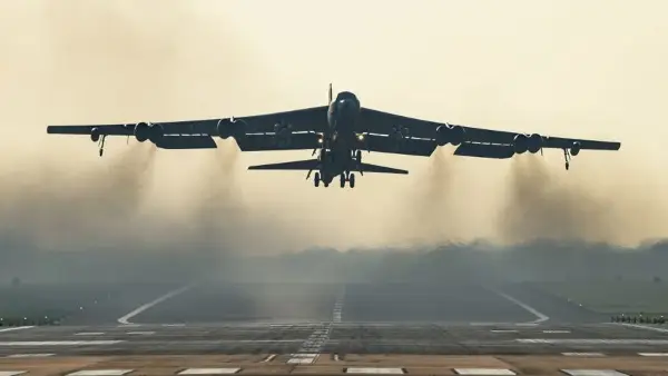 Американски бомбардер Б-52 се урна во Калифорнија, осум членови на екипажот загинаа
