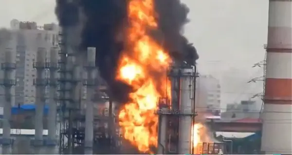 🎥 ГОРИ НАЈГОЛЕМАТА РАФИНЕРИЈА ВО МОСКВА Голем украински напад со дронови врз Русија