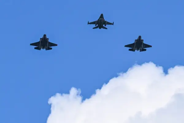Осум лица загинаа при пад на американски бомбардер Б-52