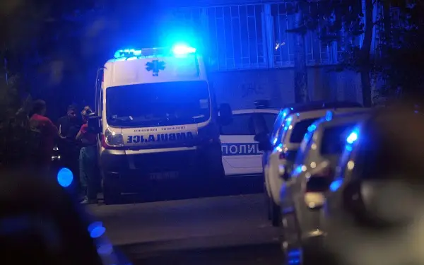 Бебе пронајдено на клупа во Скопје