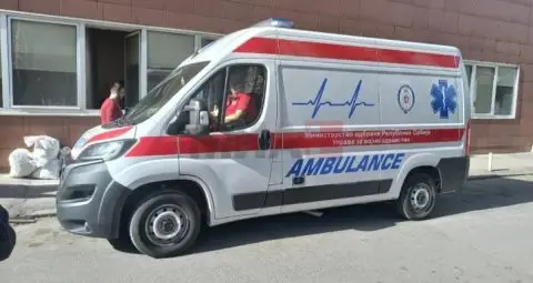 Автобуска постојка во Младеновац падна врз 12-годишно момче, лекарите се борат за неговиот живот
