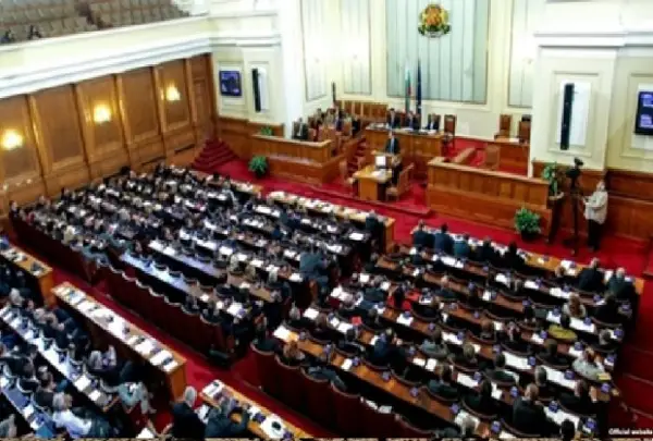 НАРОДНО СОБРАНИЕ НА БУГАРИЈА: Бугарските пратеници си ги замрзнаа платите за да дадат пример како треба да се работи во кризи