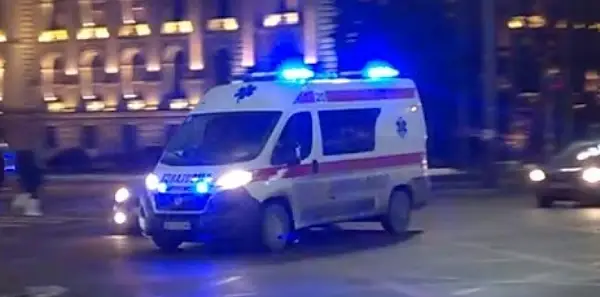 Дете се бори за живот откако врз него паднала конструкција од автобуска постојка во Младеновац