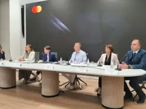 Стопанска банка и Мастеркард го прошируваат стратешкото партнерство и воведуваат нови картички