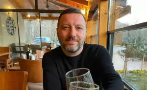 Мислев дека е препотентна скопјанка – Борче од „Донирај компјутер“ ја раскажа уникатна љубовна приказна со Оле