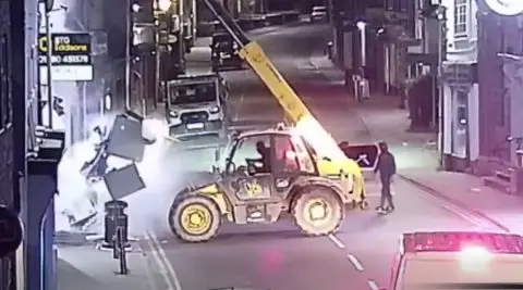 ВИДЕО: Со виљушкар откорнаа банкомат и избегаа за неколку минути
