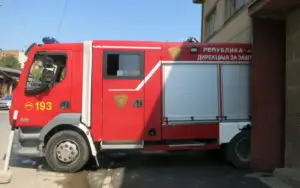 Пожар избувнал во станбена зграда во Гостивар, оштетен дел од фасадата