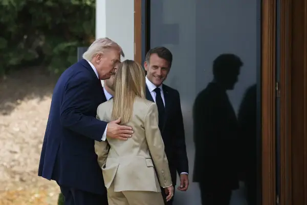Трамп тврди дека Мелони го молела да се сликаат—таа му порача дека Италија никогаш не моли никого