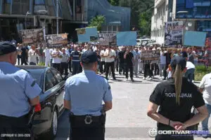 Протест за вода во Дебреше пред Општина Гостивар ескалираше со турканици и скршено стакло