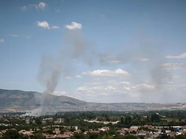 Гори дива депонија покрај железничката пруга во Долно Лисиче