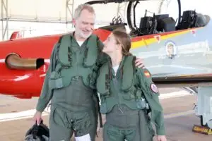 ВИДЕО | Историски момент за Шпанија – кралот Фелипе и принцезата Леонор летаа рамо до рамо со воени авиони