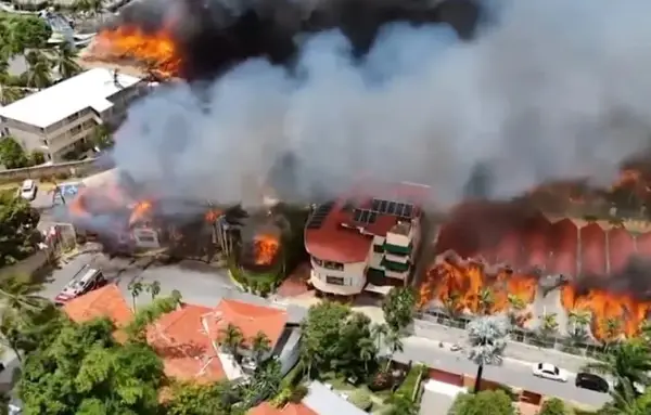 Огромен пожар во познато летувалиште- загина италијанска туристка, 1.700 туристи се евакуирани (ВИДЕО)