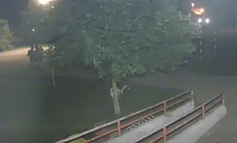 (ВИДЕО) Митески објави видео снимка од надзорна камера на која се гледа како неколкумина млади вандализираат во Аеродром