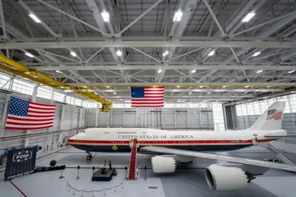 Трамп го претстави новиот претседателски авион, катарскиот Боинг 747 – вели дека е модифициран по негов вкус
