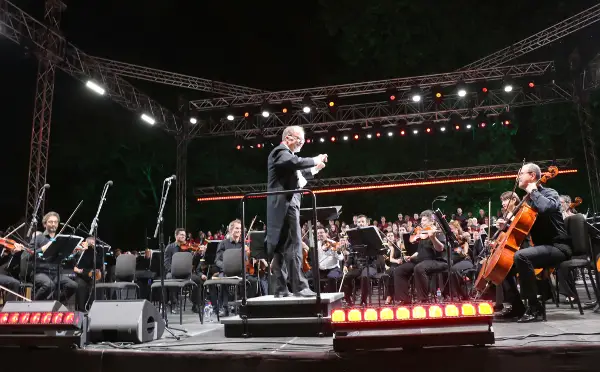 „Кармина Бурана“ вечерва силно одекна и во Скопје: Три оркестри, три хорови и тројца солисти од Грција, Бугарија и Македонија испратија моќна порака за културно обединување на Балканот