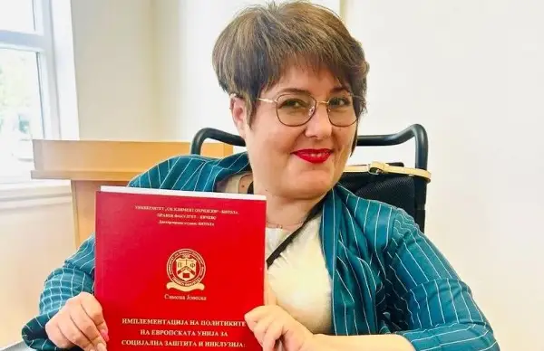 „Најубаво е кога те препознаваат по работата, трудот и знаењето, а не по дијагнозата“, вели Симона Јовеска, која магистрира по втор пат