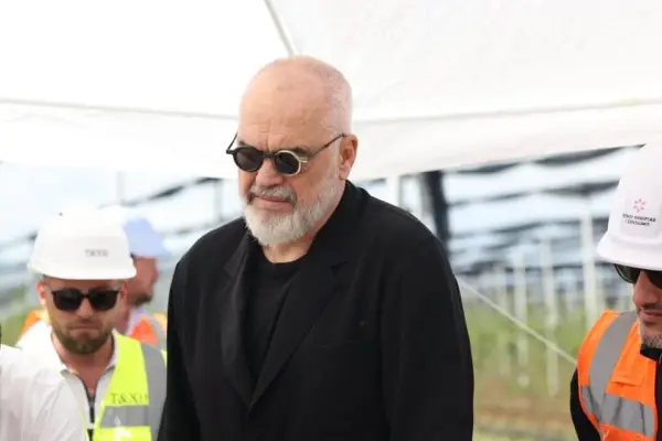 Рама лут на Албанците од Македонија кои му протестираа во Тирана
