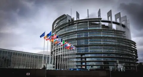 Поранешна европратеничка на Нова демократија и уште три лица осудени за неовластено користење мејлови на Грци кои живеат во странство